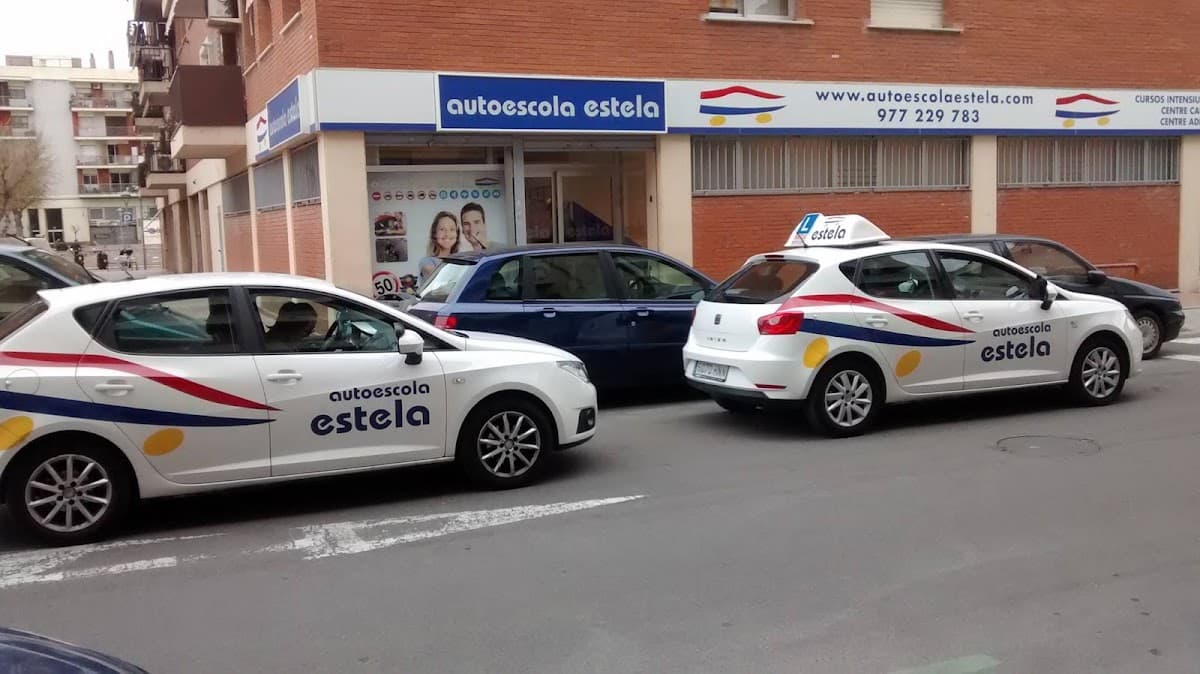 Instructor de Autoescuela Estela explicando el temario a un alumno antes de una clase práctica
