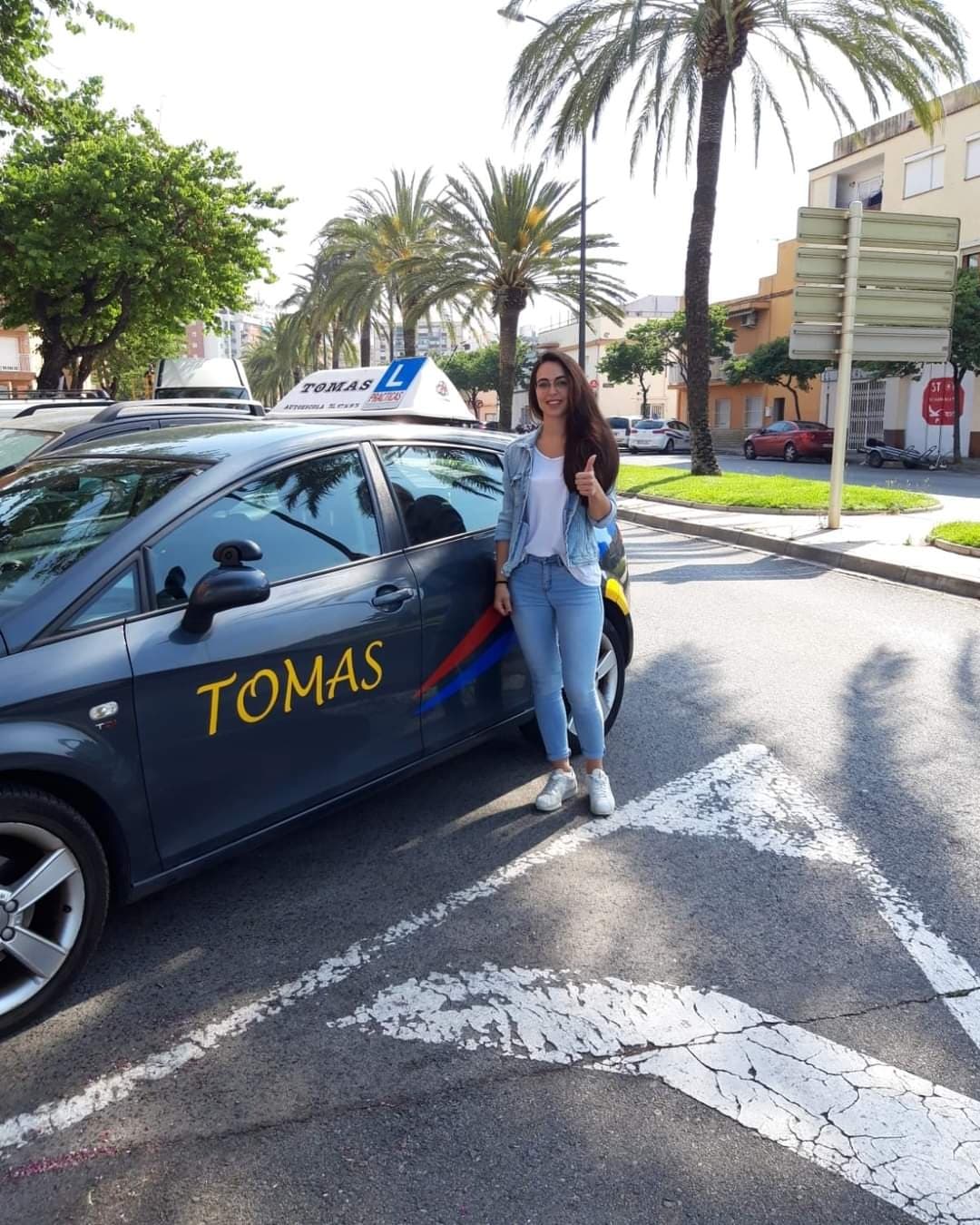 Fachada y equipo de Autoescuela Estela en una de sus sedes del Camp de Tarragona