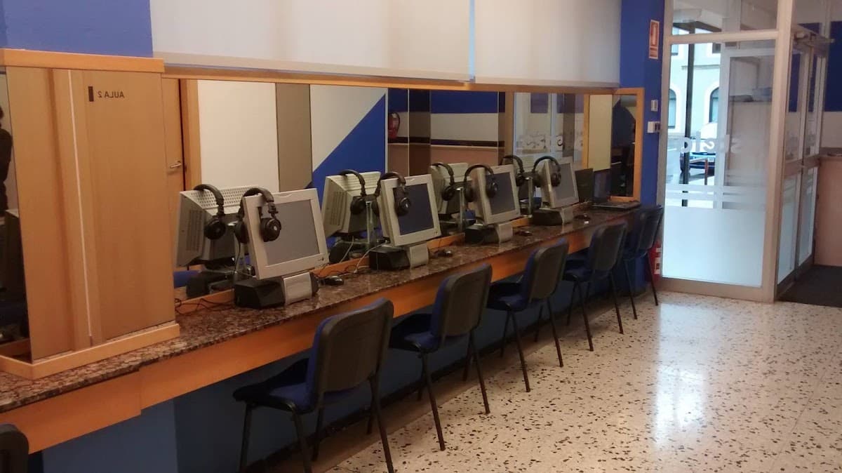 Aula de teoría de Autoescuela Estela con puestos individuales y auriculares para el estudio del temario