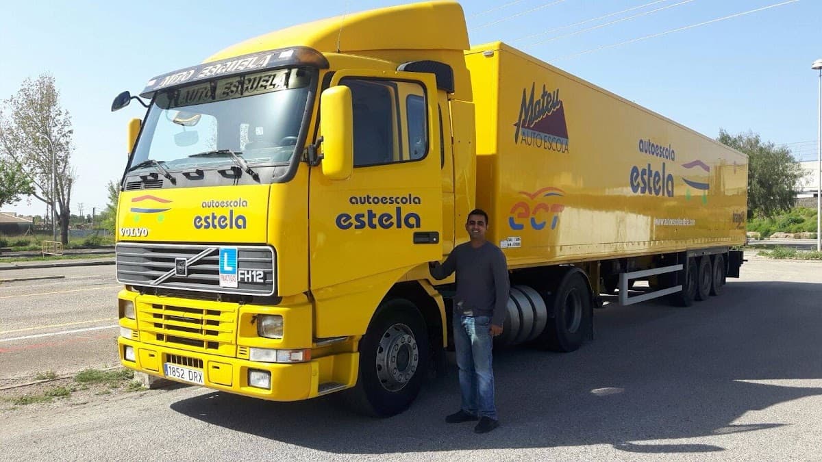 Vehículo de prácticas de Autoescuela Estela rotulado con el logo de la escuela